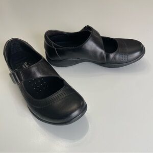 Clarks Women's Wave Walk MJAY Black Leather Mary Janes, size 7.5